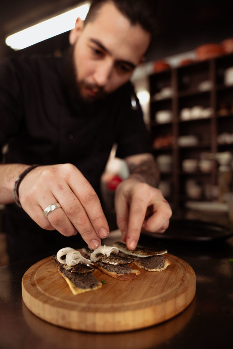 Mercado Negro — Chef Filipe plating sardines