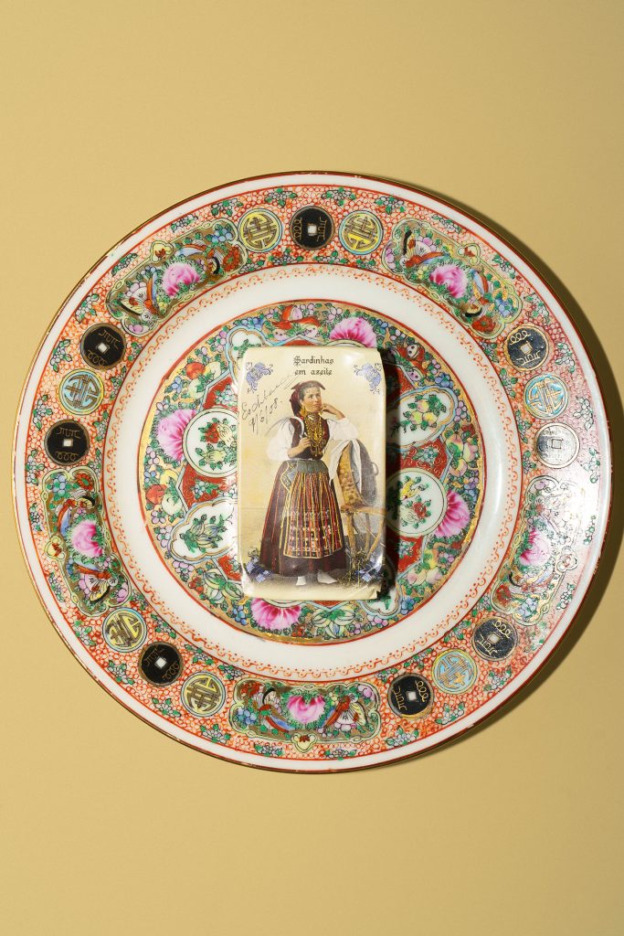 Costumes Portuguezessardine can on a plate